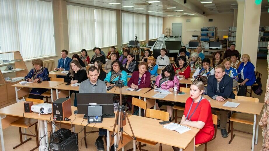     В Краевом центре образования прошли уникальные курсы повышения квалификации «Совершенствование педагогических компетенций педагогов в области преподавания родного языка и литературы».