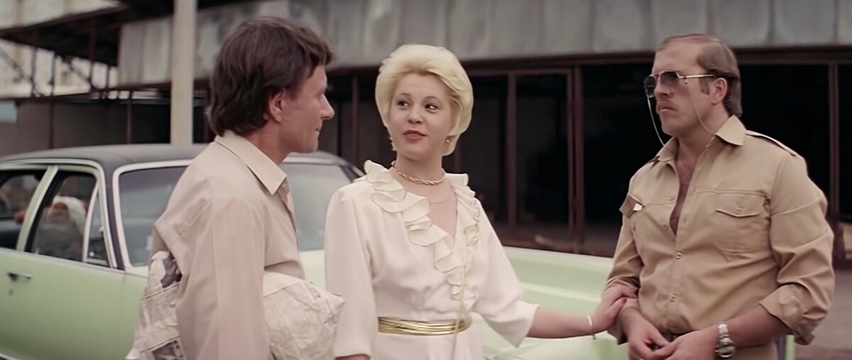 Автомеханик и работник торговли – считались блатными профессиями. Кадр из фильма «Блондинка за углом».