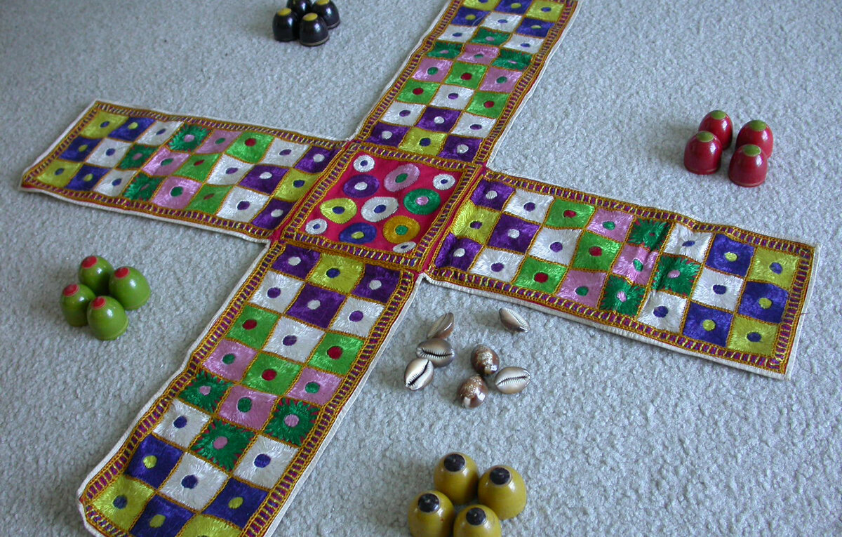 Игровое поле и фишки игры чаупар.