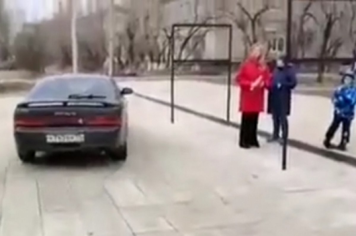    Автомобиль катался по пешеходным дорожкам парка Солнечного в Чите