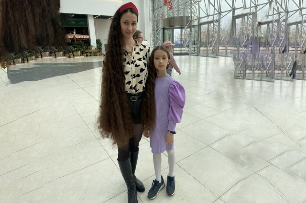    Марина участвует в конкурсе вместе с дочкой.