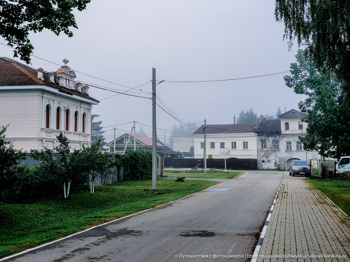 Ещё несколько десятков лет назад это село ничем не выделялось на фоне остальных. Ряды покосившихся домиков, отваливающиеся резные наличники, храм на берегу неглубокой петляющей речушки.-15-4