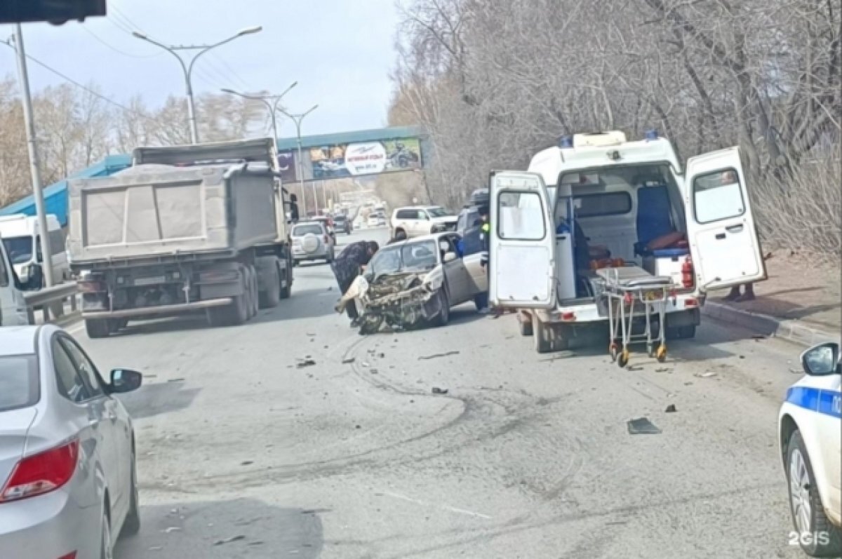    На Бердском шоссе в Новосибирске разбились две легковушки