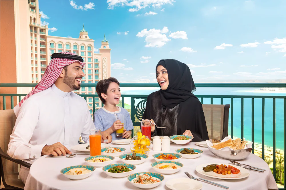 Мусульманское питание. ОАЭ семья. Семья в арабских Эмиратах. Гостеприимство в ОАЭ. Арабы в отеле.