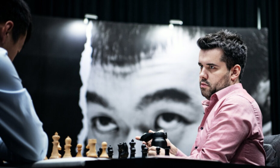    Ян Непомнящий ведет в чемпионском матче с Лижэнем. Фото: FIDE