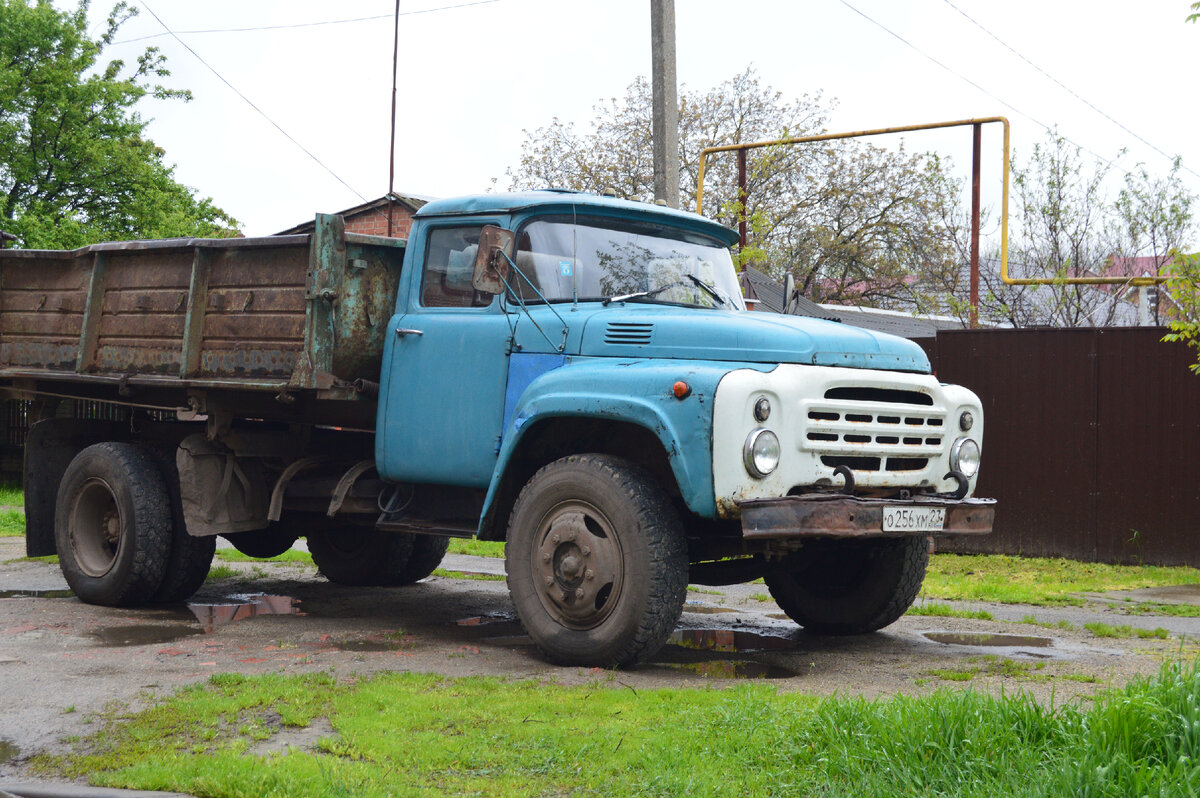 Фото автора. 24.04.2023. ММЗ–554. Кузов пытались покрасить, но видимо краски не хватило.