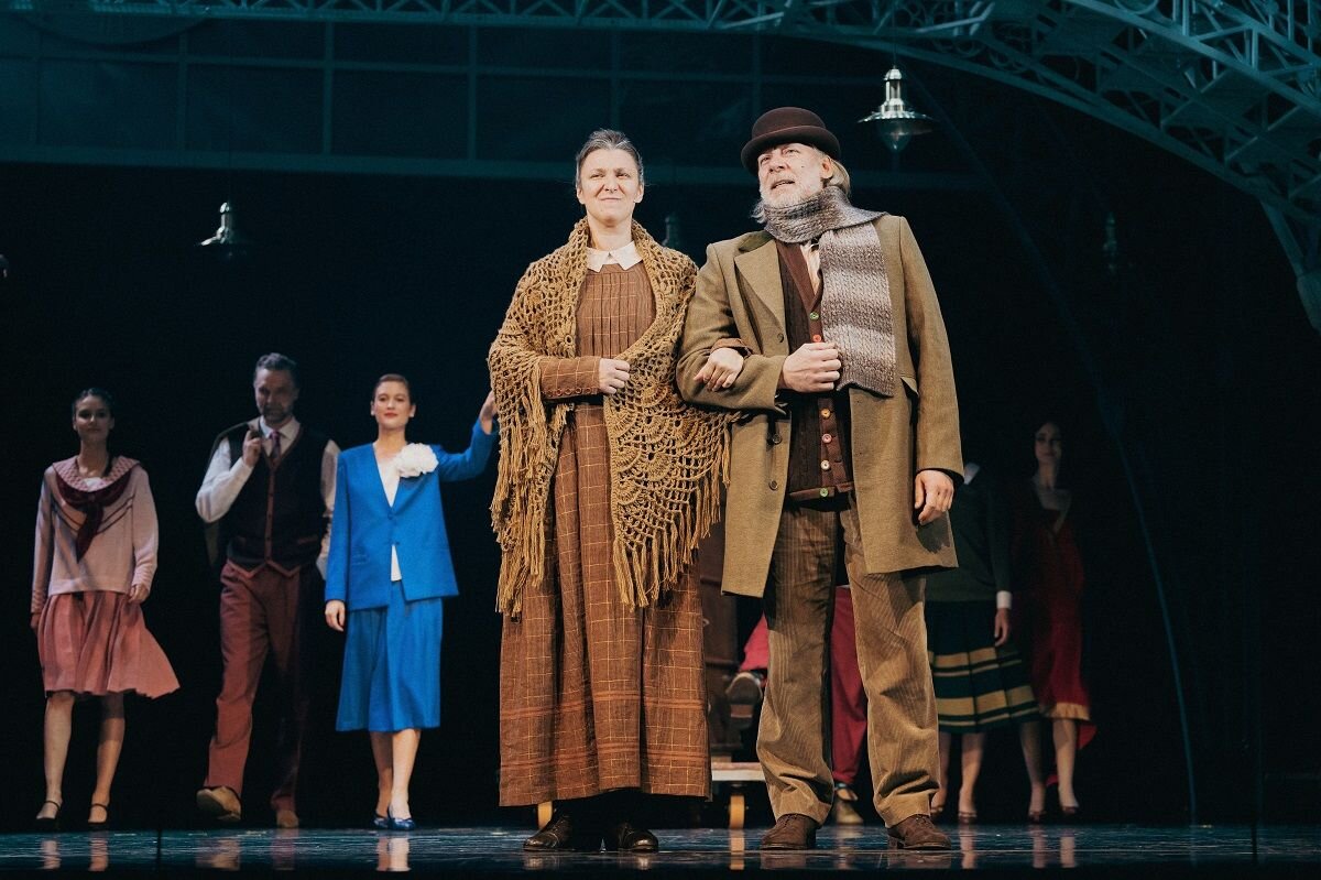 Олеся Железняк и Виктор Раков в спектакле "Последний поезд"