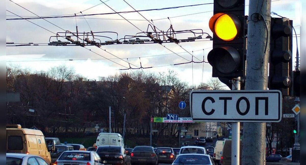 Водителей начали штрафовать за проезд на жёлтый сигнал светофора ...