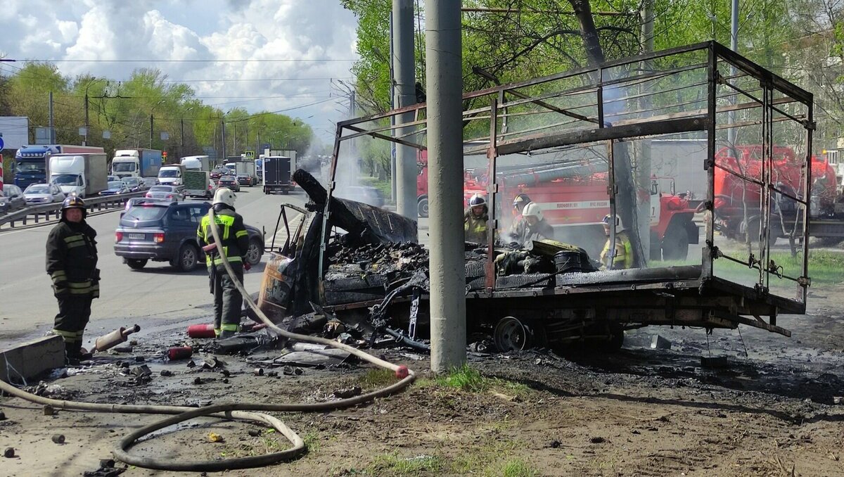     Массовое ДТП произошло на Московском шоссе в Нижнем Новгороде днем 25 апреля. Там столкнулись четыре автомобиля. В результате случившегося загорелась «ГАЗель». Об этом NewsNN рассказали в пресс-службе ГУ МЧС России по региону.