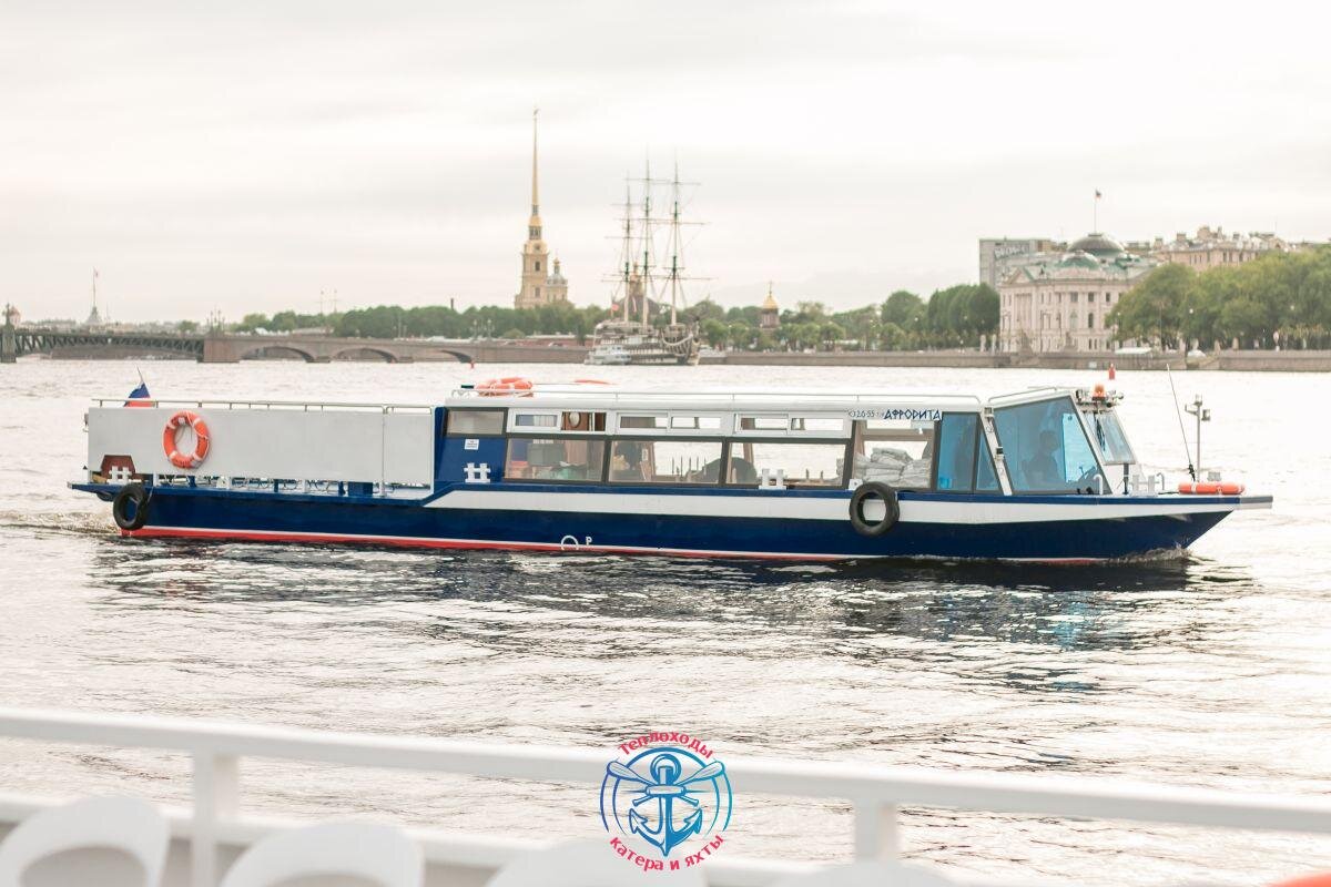 Теплоход «Афродита» вмещает до 20 человек в режиме банкета
