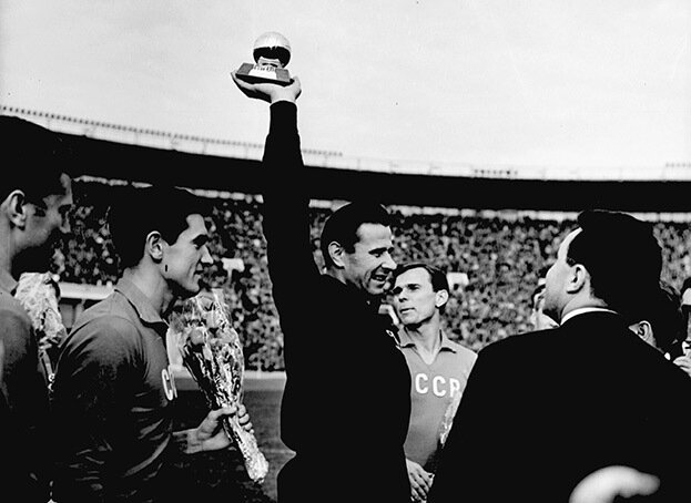    Лев Яшин с «Золотым мячом».Олег Неелов архив «СЭ»