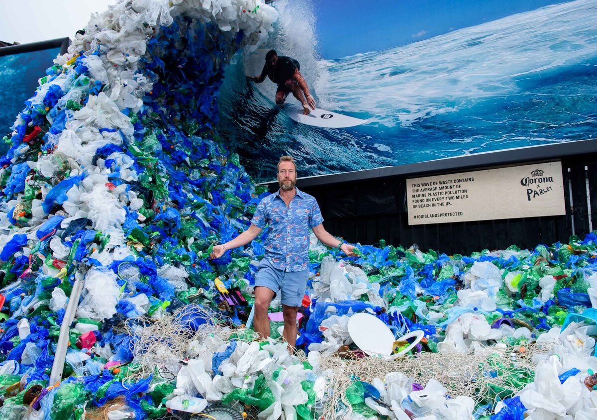 Объект в форме гигантской волны из пластиковых отходов, собранных Обществом охраны морской среды с британского пляжа Холиуэлл. Общий вес конструкции составляет 1,2 тонны. Она включает 10 тыс. кусочков пластика. Фото: Joe Maher / Getty Images