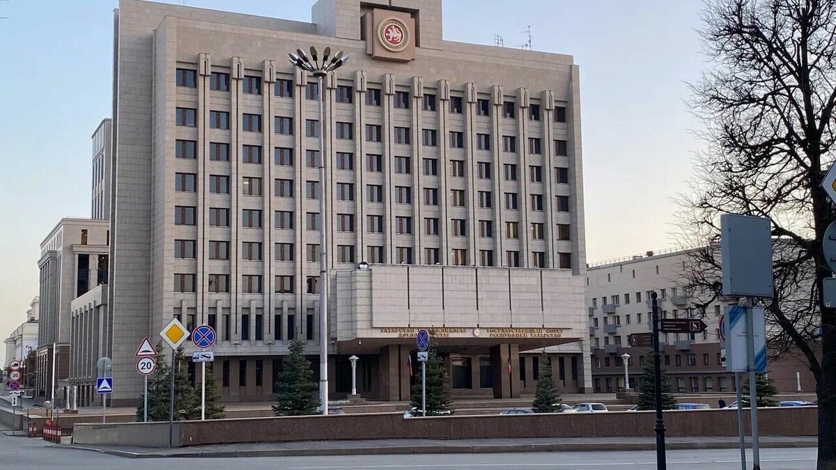     Глава Татарстан увеличил число депутатов Государственного Совета РТ, которые работают на профессиональной постоянной основе. Соответствующий документ подписал Рустам Минниханов.