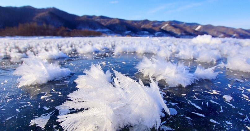 Каждую зиму и весну толпы туристов, жертвуя своими отпускными и рискуя подхватить простуду, приезжают в холодную Сибирь, чтобы полюбоваться байкальским льдом.-10