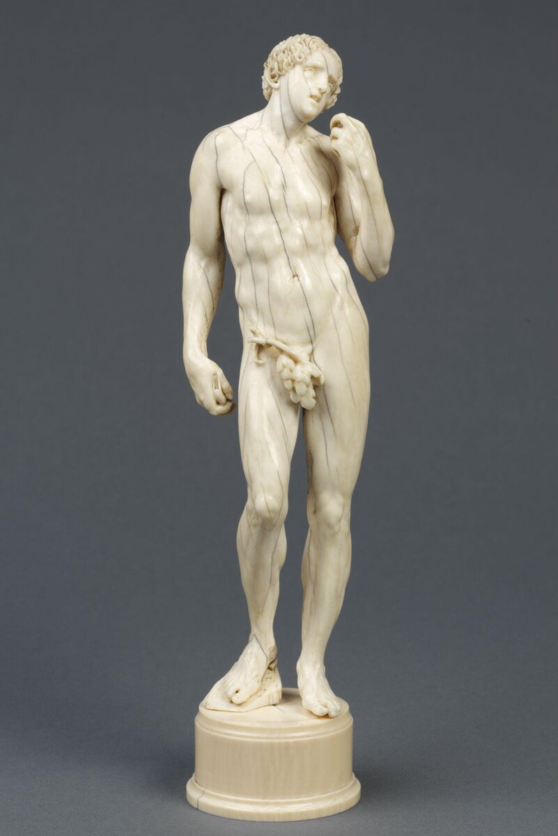 Поза этой скульптуры из слоновой кости напоминает мраморного Давида Микеланджело. Весьма вероятно, что эта фигура представляет Адама и что когда-то она была соединена с фигурой Евы, ныне утраченной.  Ок. 1610 г., высота 25,7 см