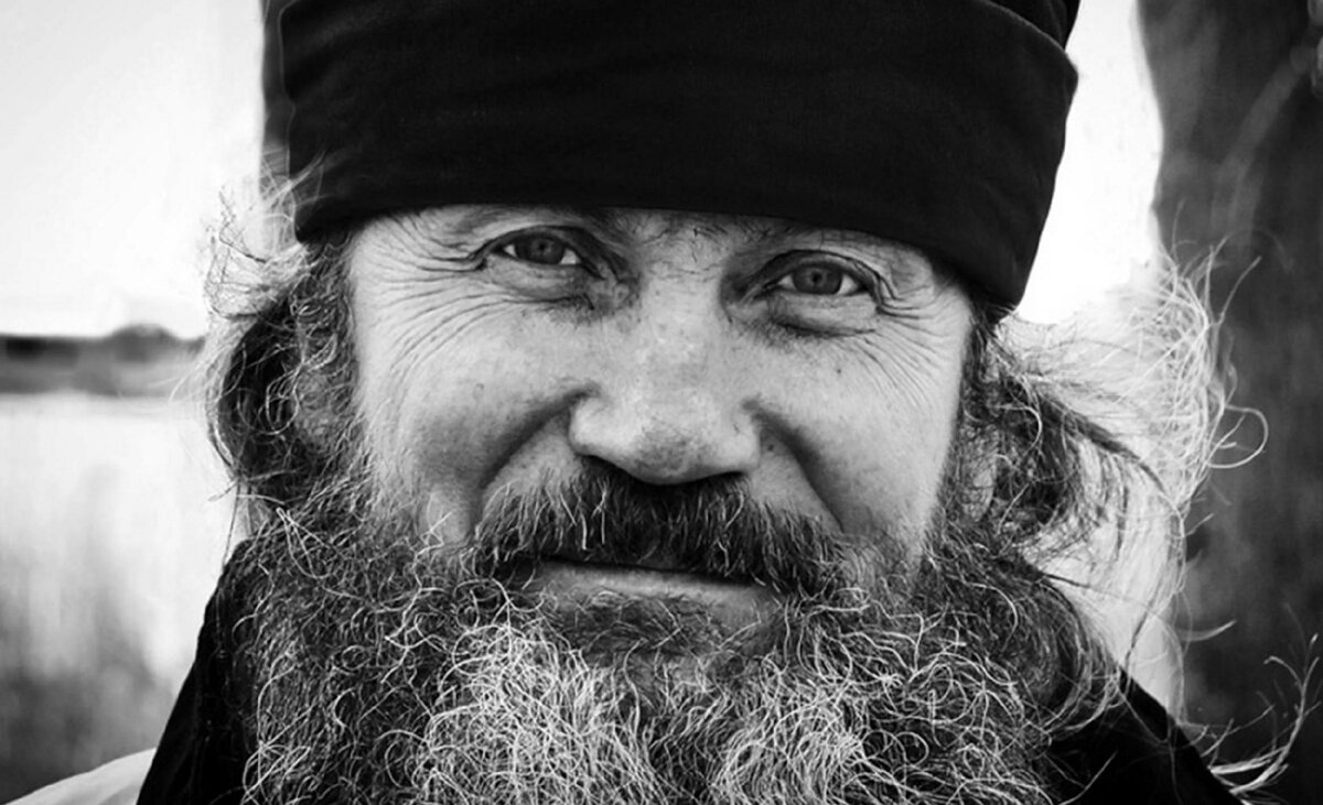 лица священников.