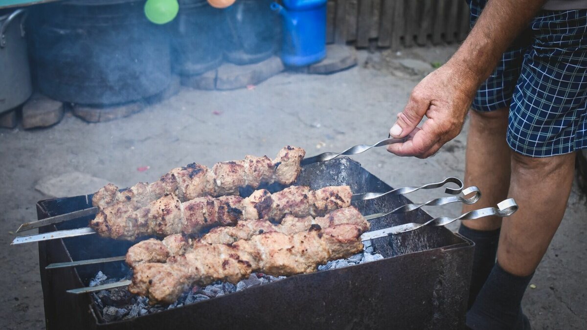     Жарить шашлыки в парках Нижнего Новгорода можно только в специальных зонах, оборудованных в соответствии с правилами пожарной безопасности. Об этом NewsNN рассказали в городской администрации.