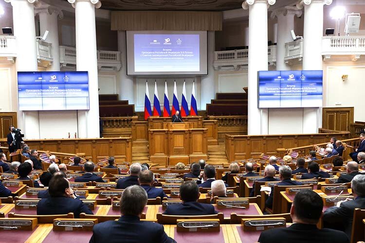    «Несмотря на эти потуги» Запада, интенсивность международных контактов России, в том числе по линии парламента, не только не снижается, а даже нарастает. На самоизоляцию «уходить мы не собираемся», пообещал Владимир Путин Фото: kremlin.ru