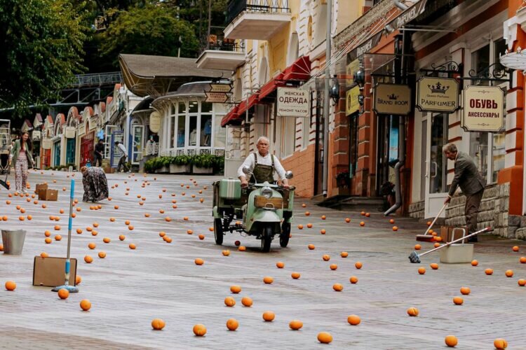 Во время съёмок фильма на улице Кисловодска разбросали апельсины.  📷
