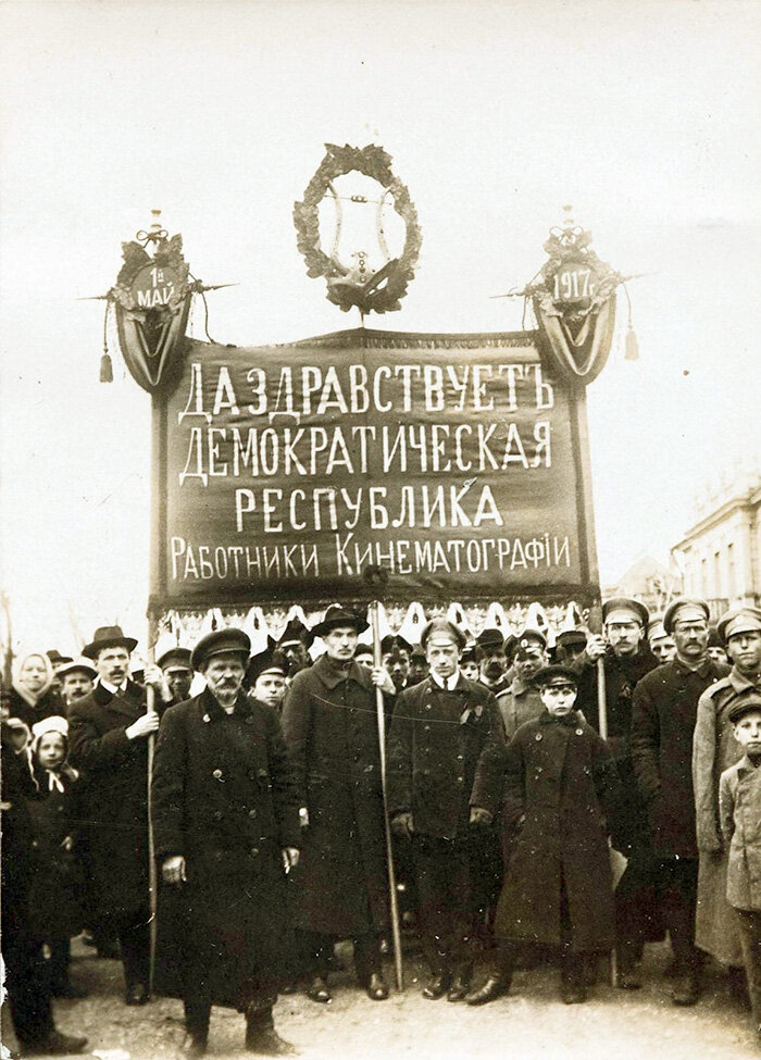 Медийная отрасль на марше. Первомайская демонстрация рабочих кинопредприятий. Москва