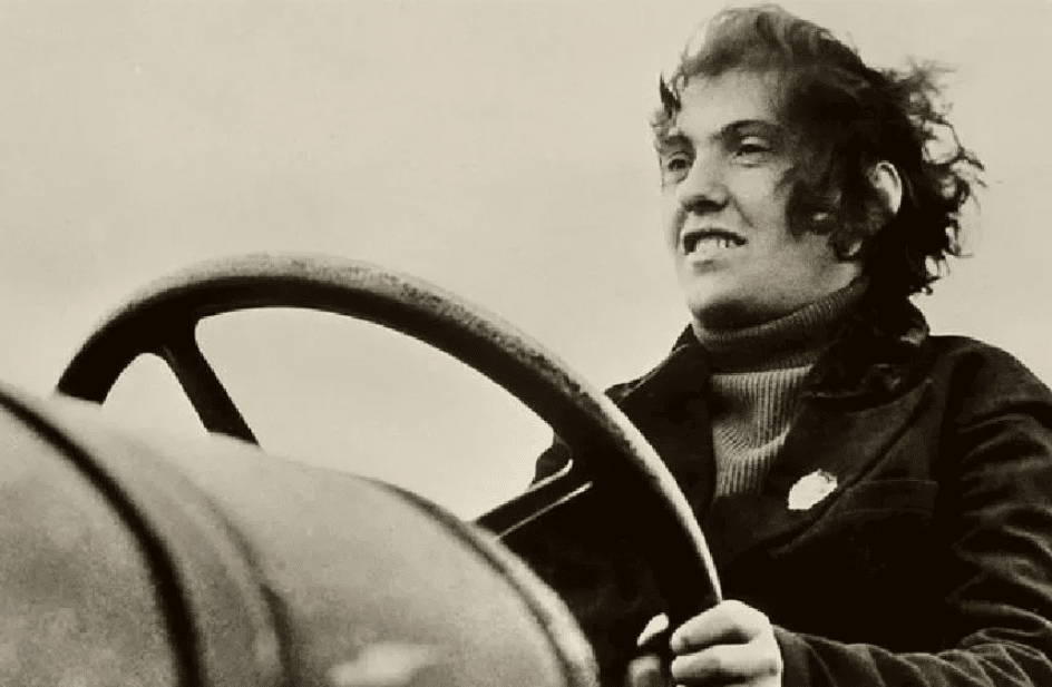 Паша Ангелина за рулем трактора. Фото из открытого источника