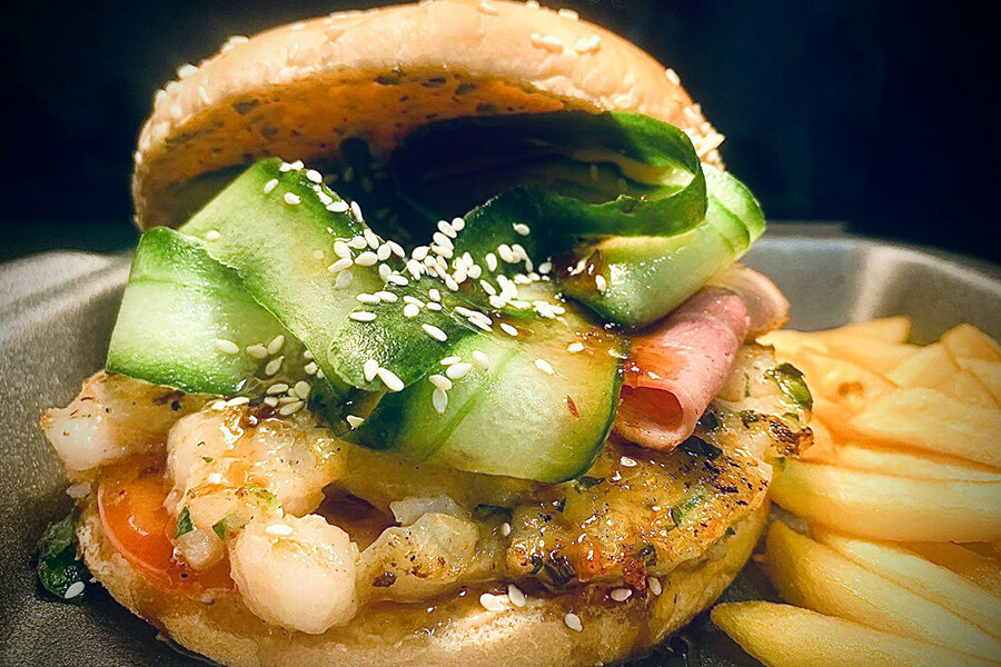 Бургер SEBASTIAN в заведении 3food: котлета из рубленой королевской креветки, жареный бекон, авторский соус Mare, свежий огурец, кунжут, соус Goldy.