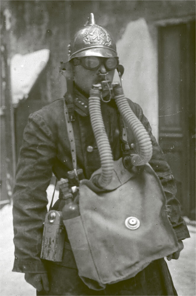 В.В. Дехтерев в противогазе конструкции С.И. Фесенко