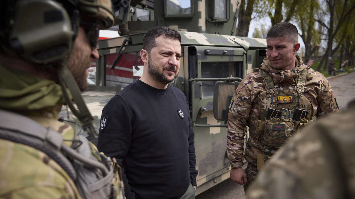 Президент Украины Владимир Зеленский беседует с военнослужащими. Глава государства посетил линию фронта 18 апреля (архивное фото) © IMAGO/Pool /Ukrainian Presidentia/ ZUMA Wire