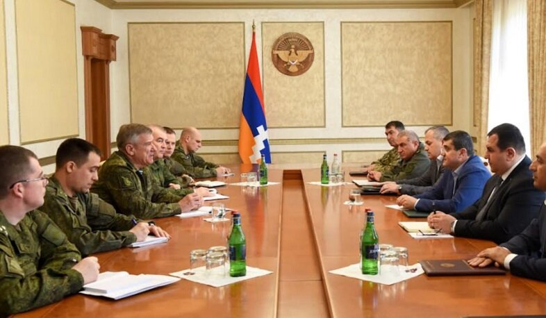 Командующий РМК генерал-полковник Александр Ленцов на встрече с президентом и другими руководителями Нагорно-Карабахской Республики (Республики Арцах). Фото из открытых источников сети Интернета