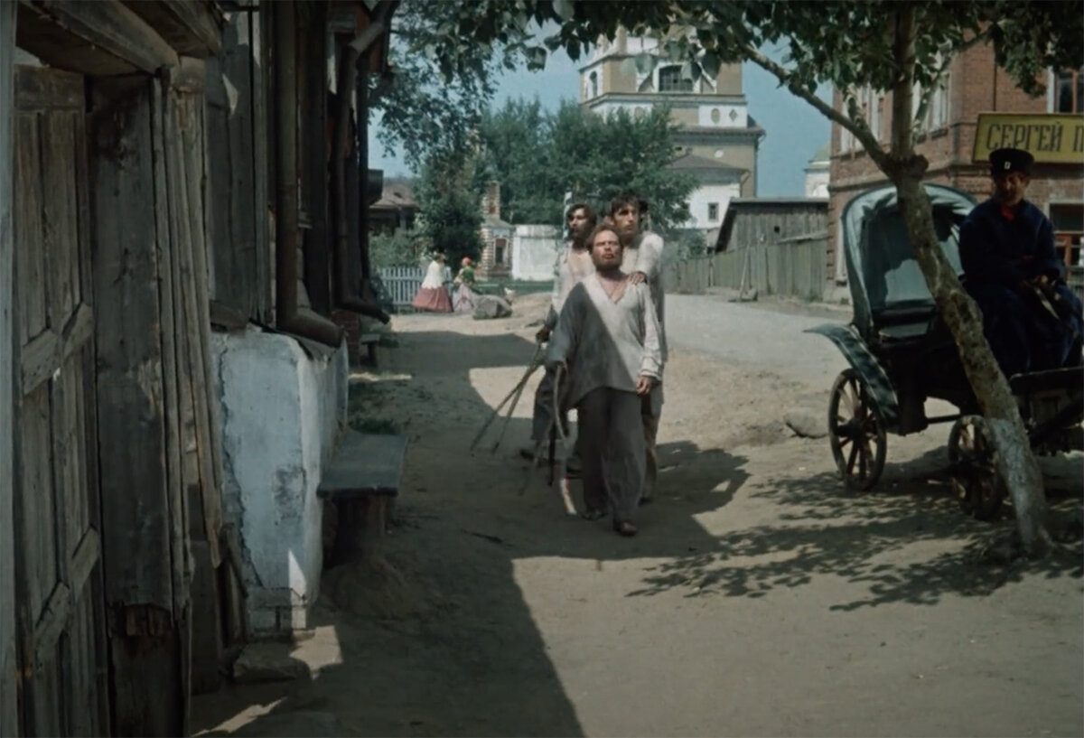 Обратите внимание на правую часть кадра