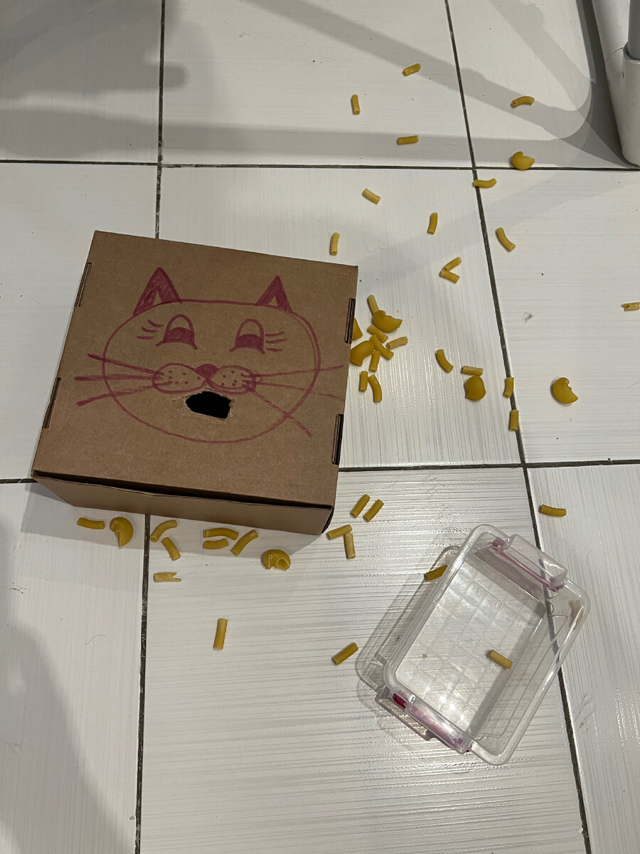 Вариант самодельной игры на развитие мелкой моторики для детей 1+