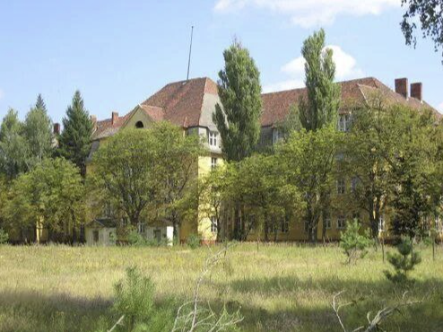 На втором этаже в правом крыле Дима провёл лучшие три года своего отрочества 1976-78. Отсюда и сюда я приезжал с грибами с полигона.