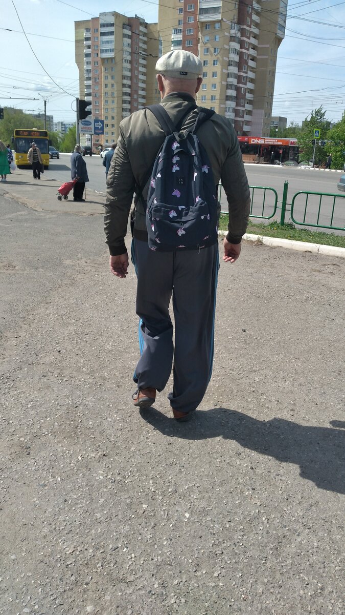 Это не тот дедушка о котором идет речь в статье. Этого я встретила на остановке недалеко от дома. Дедушка с ультра модным рюкзаком ( рисунок розовый пони)