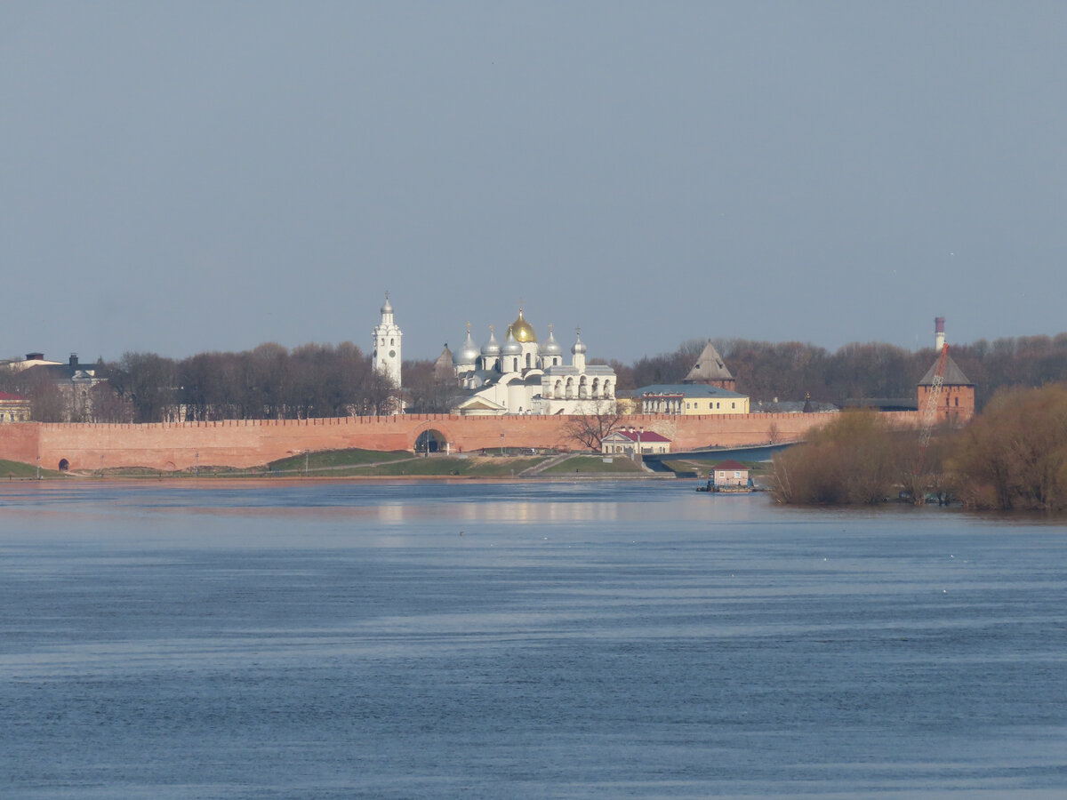 Вид из окрестностей Рюрикова городища. Видна колокольня Часозвоня, Софийский собор и Софийская звонница. Между Часозвоней и Софией - Пречистенская арка, ведущая к Кремлёвскому мосту. Справа Владимирская башня