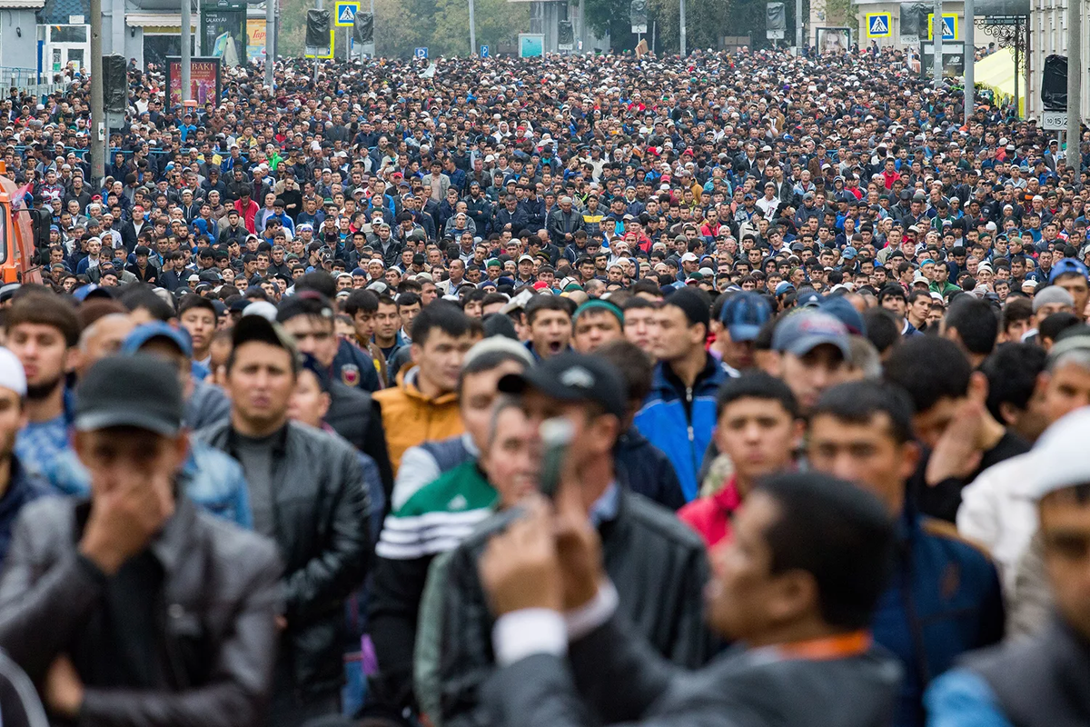 Основная масса - молодёжь. Среди работающих в нашем дворе и доме таких не заметно, работают люди более старшего возраста. Из открытых источников.