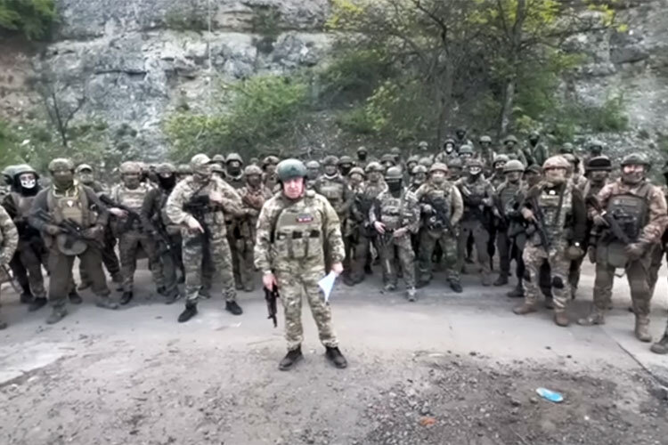   ЧВК Вагнера планировала полностью освободить Бахмут (Артемовск) к 9 Мая, но из-за острой нехватки боеприпасов 10 мая оставит позиции в городе. Такое заявление в пятницу утром сделал основатель частной военной компании Евгений Пригожин Фото: скриншот видео