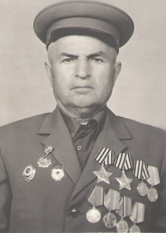 Абдурахманов Канти - в годы Великой Отечественной войны старшина артиллерийской батареи 156-го гвардейского стрелкового полка (51-я гвардейская стрелковая Витебская ордена Ленина Краснознаменная имени К.Е. Ворошилова дивизия, 23-й гвардейский стрелковый корпус, 6-я гвардейская армия, 1-й Прибалтийский фронт), гвардии старшина в отставке. Родился в 1914 (в документах - 1916) году в селе Шали (по другим данным - Аргун) ныне Чеченской республики. Чеченец. С четырех лет рос без отца, батрачил, затем работал в колхозе.
Вскоре после начала Великой Отечественной войны, в сентябре 1941 года, добровольцем зачислен в Красную Армию через Орджоникидзевский районный военкомат города Ташкент Узбекской ССР. Окончил школу младших артиллерийских командиров в Ташкенте в июне 1942 года. Проходил службу в запасном стрелковом полку и в отдельном запасном артиллерийском противотанковом дивизионе Среднеазиатского военного округа в должностях командира орудия и помощника командира взвода.
С октября 1943 по май 1945 года - в действующей армии в составе 156-го гвардейского стрелкового полка 51-й гвардейской стрелковой дивизии 6-й гвардейской армии на 1-м и 2-м Прибалтийских фронтах. Командир расчета 76-мм орудия, с 1944 года - старшина батареи. Принимал участие в наступательных боях на Невельском, Городокском и Витебском направлениях в осенне-зимних боях 1943 - 1944 годов, в Белорусской и Прибалтийской стратегических наступательных операциях, блокаде Курляндской группировки врага. Несколько раз был ранен в боях и после излечения возвращался в свою часть.
В одном из наступательных боев 21 декабря 1943 года западнее Витебска, когда пехота залегла под плотным огнем с укрепленных позиций врага, Абдурахманов с расчетом выкатил орудие на прямую наводку. Несмотря на шквальный пулеметный огонь врага, несколькими точными выстрелами он расстрелял вражеский дот. Ободрённые бойцы поднялись в новую атаку и захватили вражеский рубеж. За этот подвиг награждён своим первым орденом.
Командир расчета 76-мм орудия артиллерийской батареи 156-го гвардейского стрелкового полка (51-я гвардейская стрелковая дивизия, 23-й гвардейский стрелковый корпус, 6-я гвардейская армия, 1-й Прибалтийский фронт) гвардии старшина Канти Адбурахманов особо отличился в ходе Белорусской стратегической наступательной операции. При форсировании реки Западная Двина в июне 1944 года с орудием переправился на плацдарм, уничтожил пулемётную точку и обеспечил успех атаки наших войск. 3 июля 1944 года К. Абдурахманов в боях на подступах к городу Полоцк участвовал в отражении 3 контратак врага, уничтожил 2 пулемётные точки, мешавшие переправе наших войск. На счету Канти Абдурахманова несколько подбитых вражеских танков.
За мужество и героизм, проявленные в борьбе с немецко-фашистскими захватчиками в Великой Отечественной войне 1941-1945 годов указом Президента Российской Федерации № 271 от 16 мая 1996 года старшине в отставке Канти Абдурахманову присвоено звание Героя Российской Федерации.
После Победы недолго прослужил в армии. В мае 1946 года был демобилизован. Отправлен в ссылку в Среднюю Азию, как представитель депортированного чеченского народа. Запись в графе "национальность" личного дела оказалась существеннее боевых подвигов бойца. Проживал в Киргизии. В 1967 году вернулся в Чечню. Трудился шофером, комбайнером, рабочим завода "Пищемаш", мастером буровой геологоразведочной партии. В последние годы работал в совхозе "Шалинский".
После выхода на пенсию проживал в городе Аргун. Скончался 28 марта 2000 года.
Награждён орденами Славы 2-й (13.10.2944) и 3-й (29.12.1943) степеней, Отечественной войны 2-й степени (11.03.1985), медалью "Ветеран труда" (1977), другими медалями.
Именем Героя названа средняя школа № 2 в городе Аргун Чеченской республики, а также улицы в городе Грозный и Аргун. 

