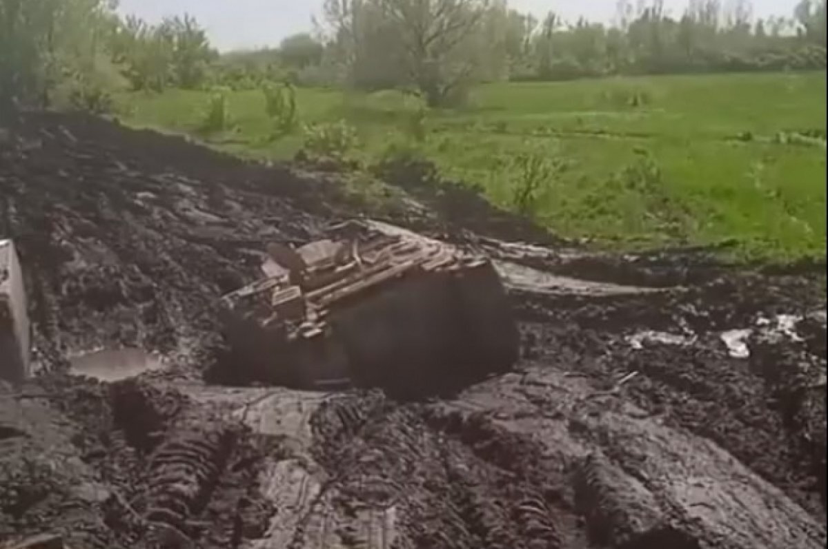 Танк застрял в грязи