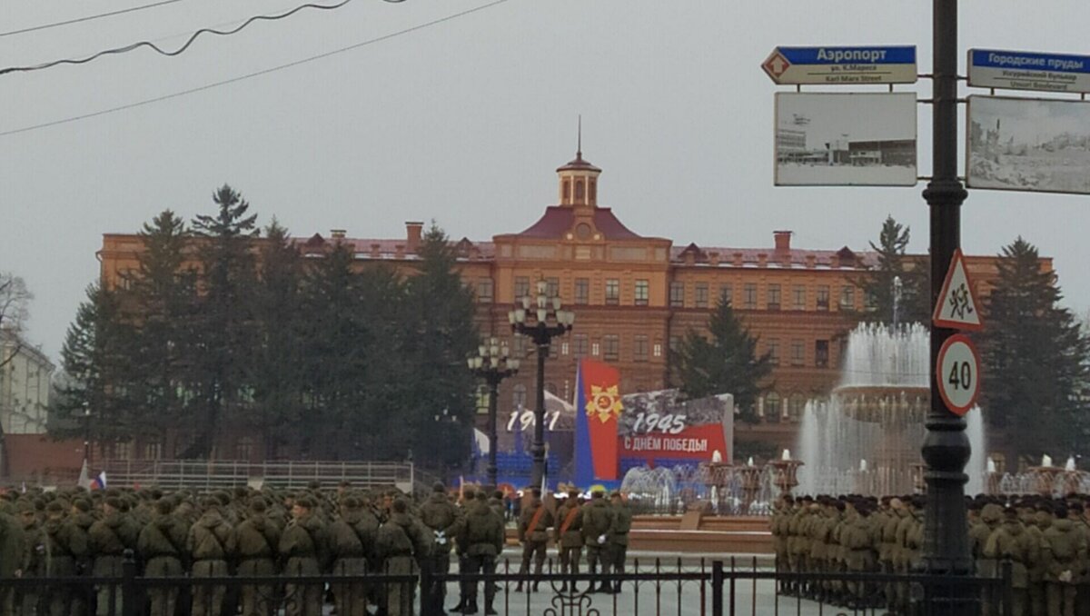     Точнее, не саму фигуру вождя, а то, что его спрятали в праздничную конструкцию, посвященную Дню Победы.