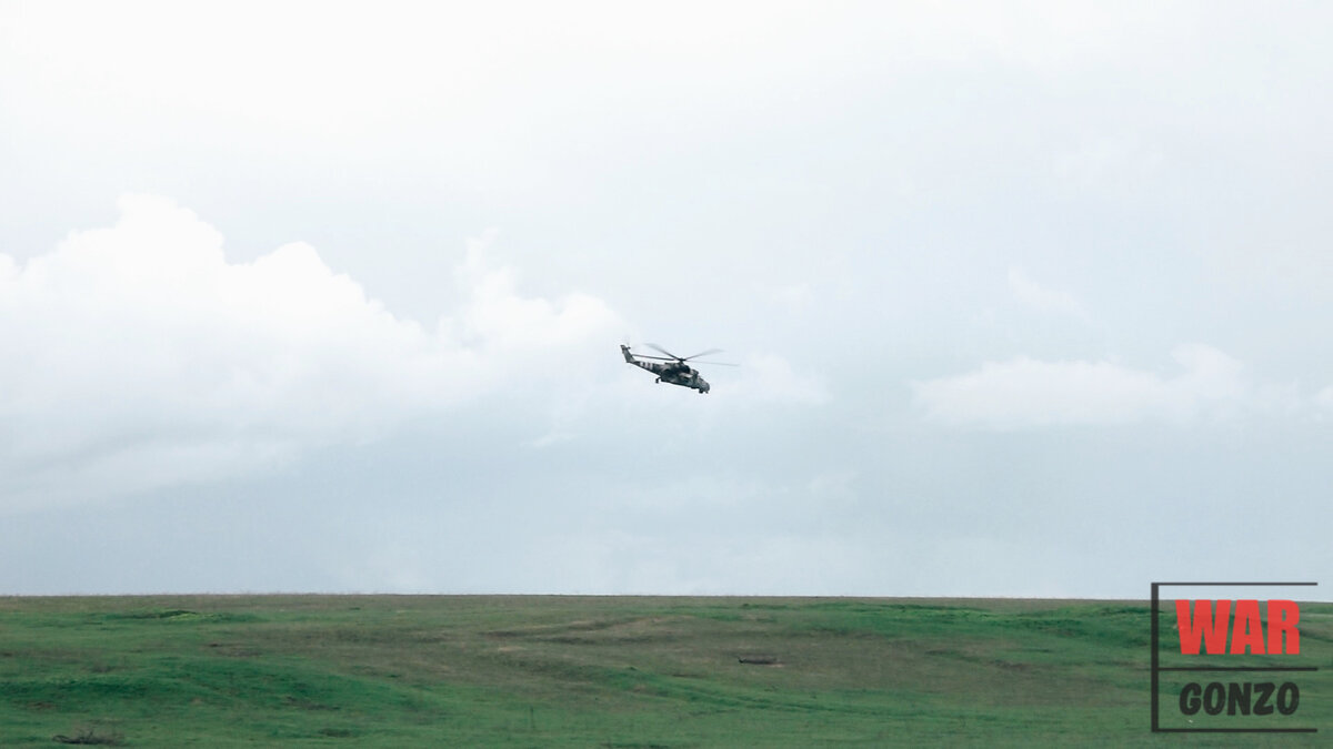 Вертолёт летит отстреляться по позициям противника в Бахмуте