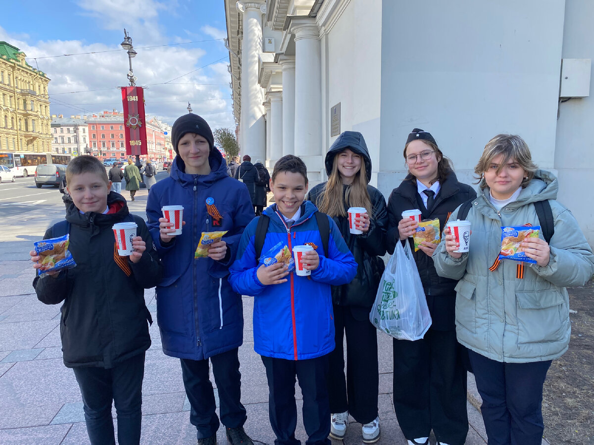 Замёрзшие, но счастливые. После коридора почёта в Аничковом дворце