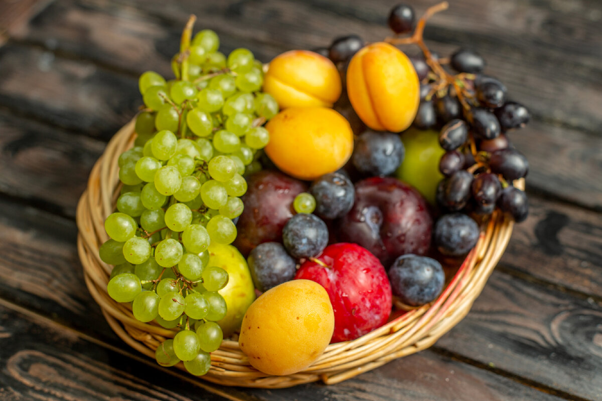 <a href="https://ru.freepik.com/free-photo/front-view-basket-with-fruits-mellow-and-sour-fruits-such-as-grapes-apricots-plums-on-the-brown-rustic-background_10074274.htm#page=2&query=%D1%84%D1%80%D1%83%D0%BA%D1%82%D1%8B&position=9&from_view=search&track=sph">Изображение от KamranAydinov</a> на Freepik