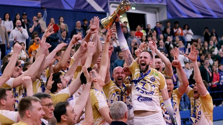    Игроки «Зенита» празднуют победу в финале.vk.com/volleyzenit