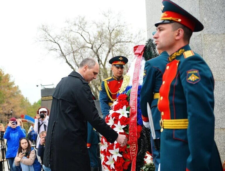    Денис Паслер возложил цветы к мемориалам в Оренбурге Кристина Просвиркина