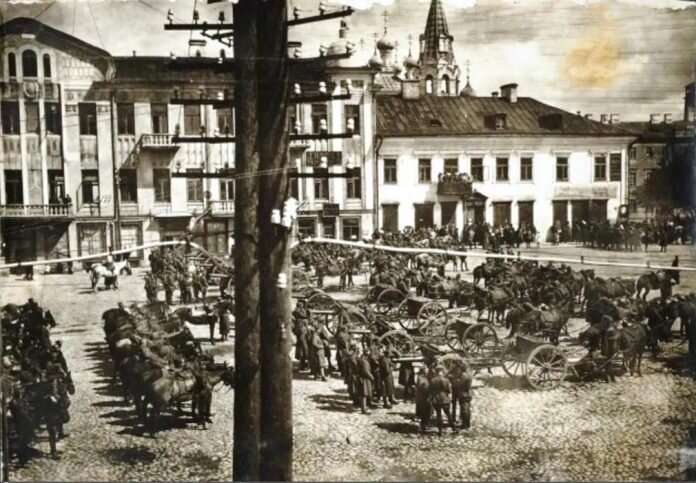 
Площадь Свободы в период польской оккупации. источник: https://pastvu.com/p/1083387