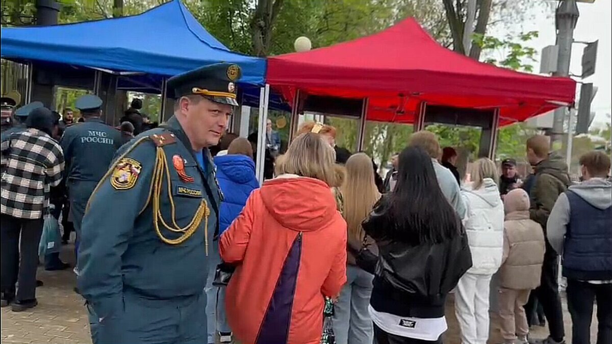     Очереди из желающих посетить парад Победы в Ростове начали собираться с 08.30 мск, сообщает корреспондент RostovGazeta.