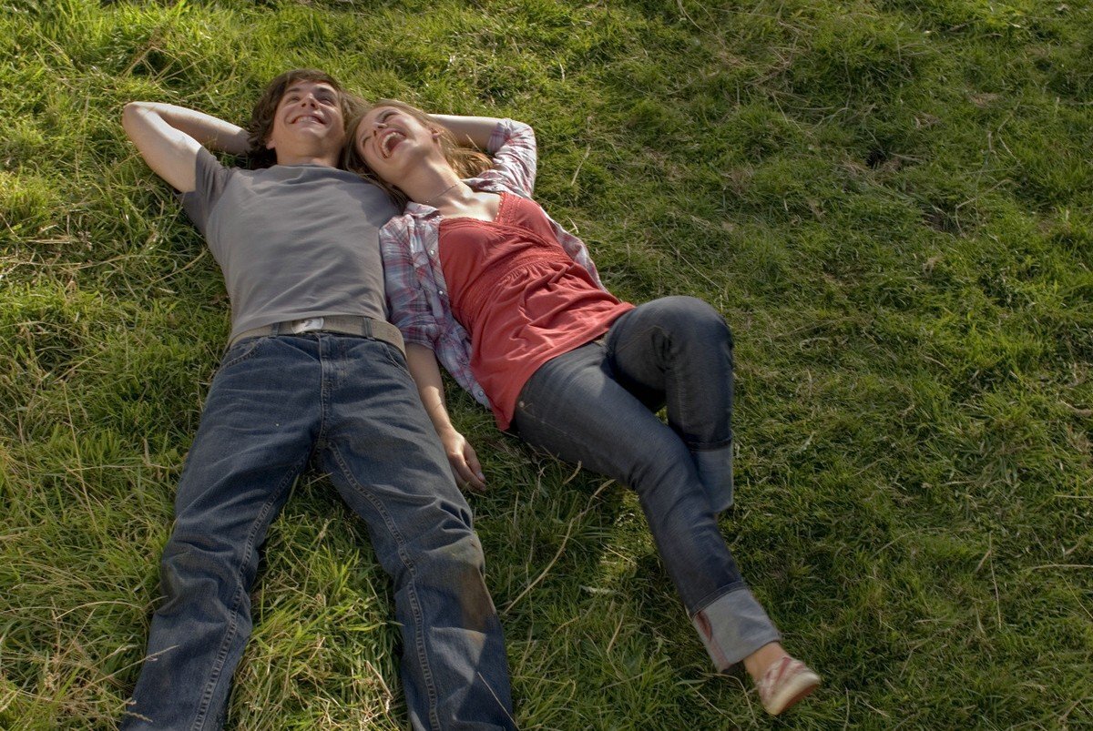 Парень лежит на скамейке. Двое лежат на траве. Лежит на траве. Лежит на скамейке. Парень лежит на траве.