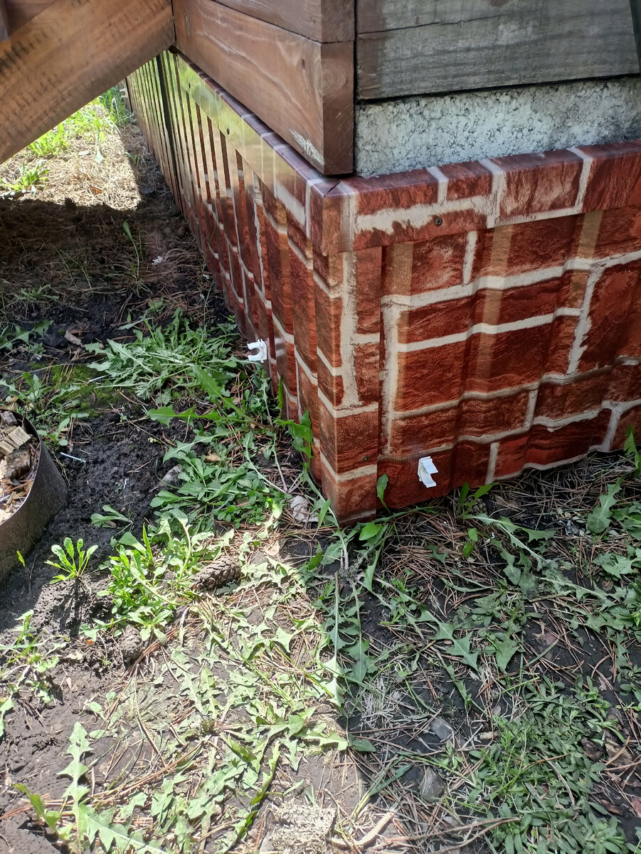 Закрепил защелки для трубы