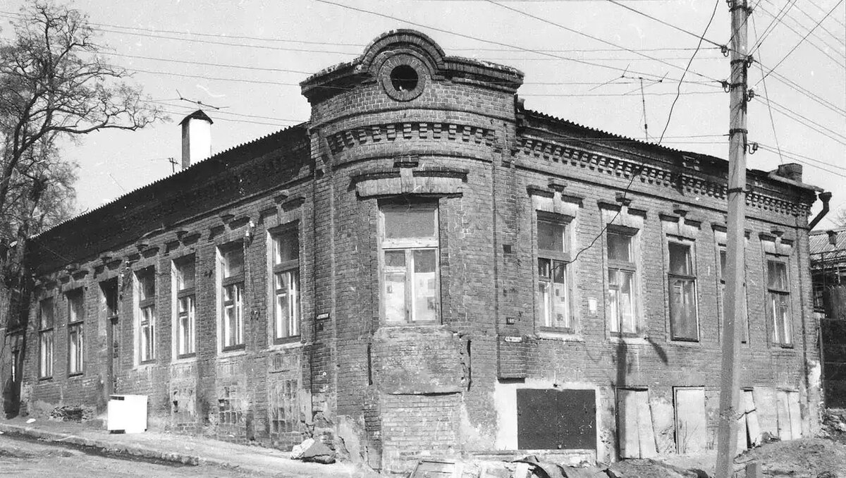     В Ростове на продажу выставили особняк Давыдова на улице Красных Зорь, информация об этом появилась на сайте свободных объявлений.