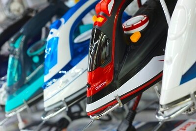    Утюги в магазине бытовой техники и электроники ©Сергей Пятаков РИА Новости